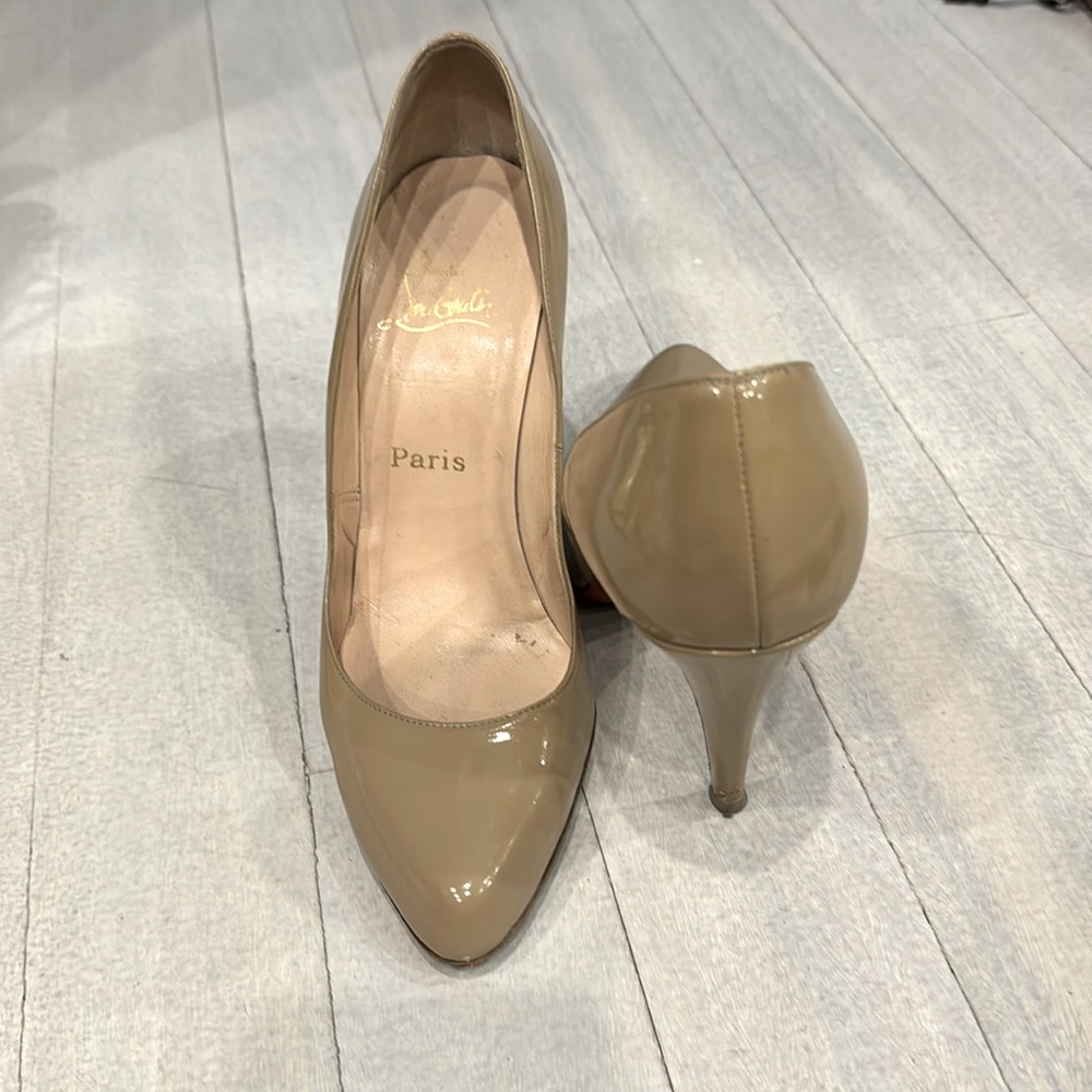 Christian Louboutin tan patent leather heel 38.5